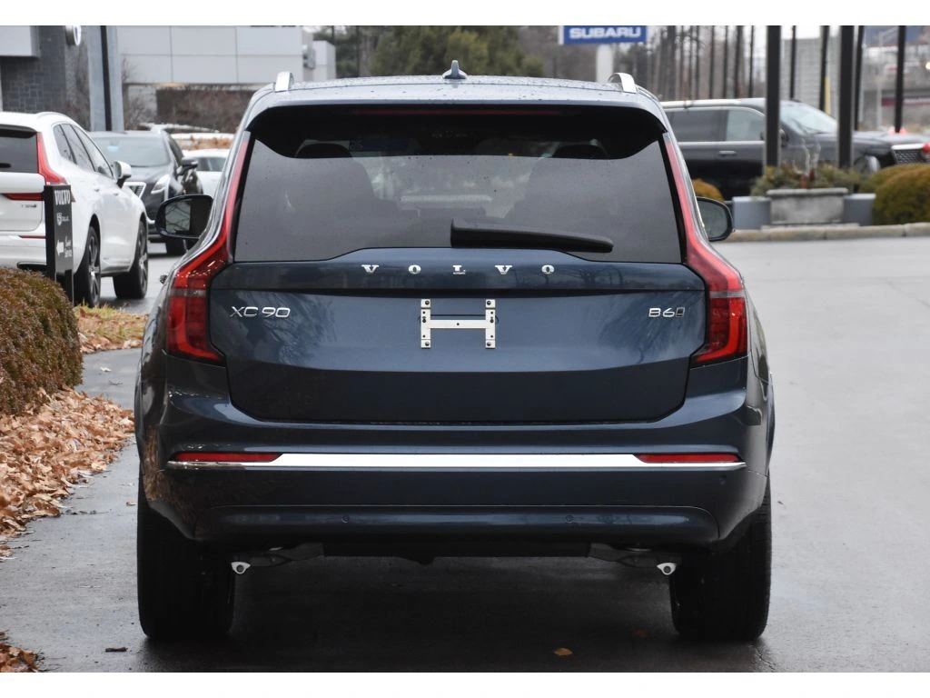 2026 Volvo - image 5