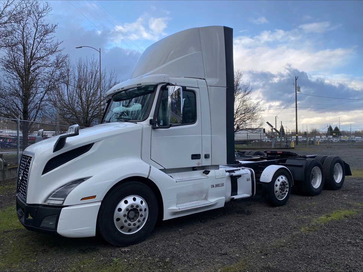 2018 Volvo VNL 860 - image 1