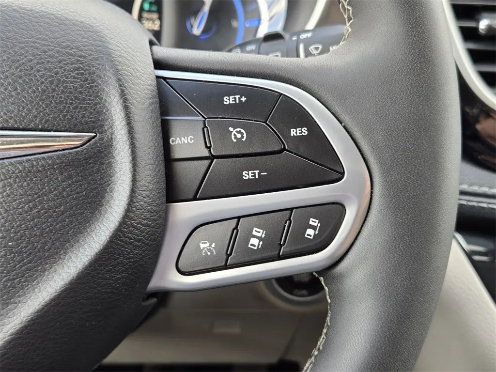 2024 Chrysler Pacifica Hybrid photo 26