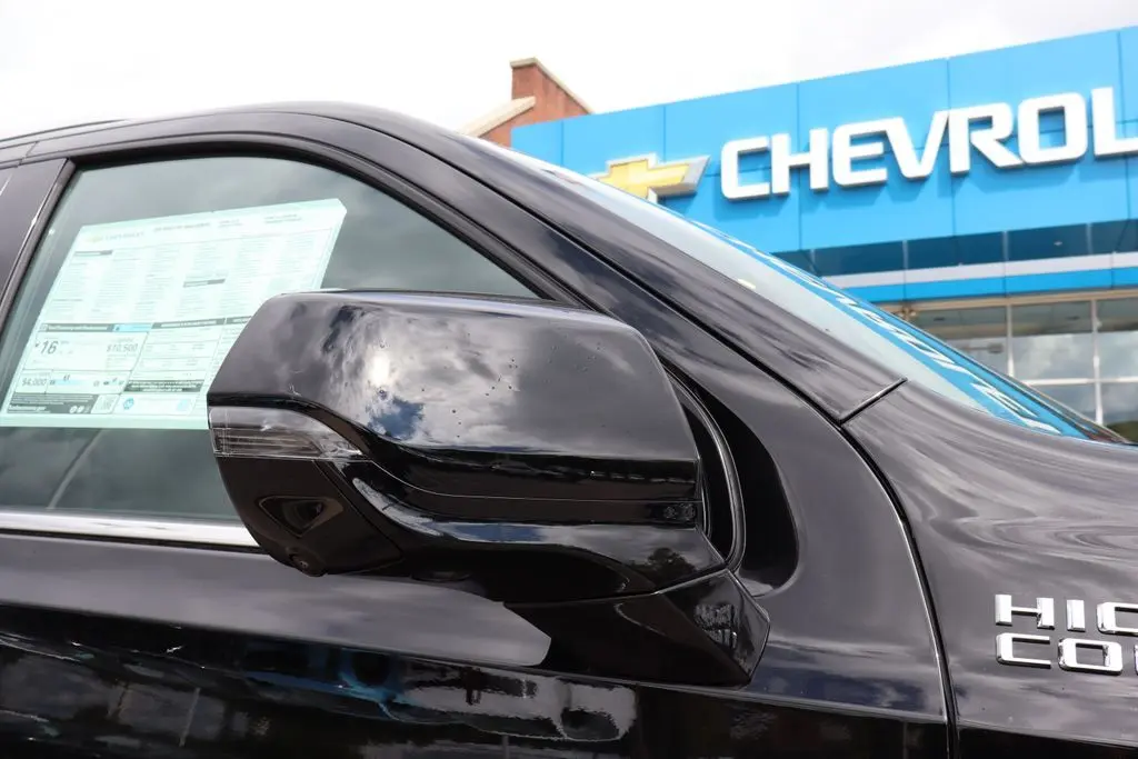 2025 Chevrolet Tahoe High Country photo 2