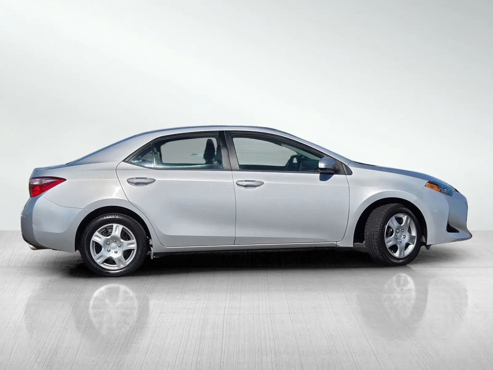 2018 Toyota Corolla L photo 3