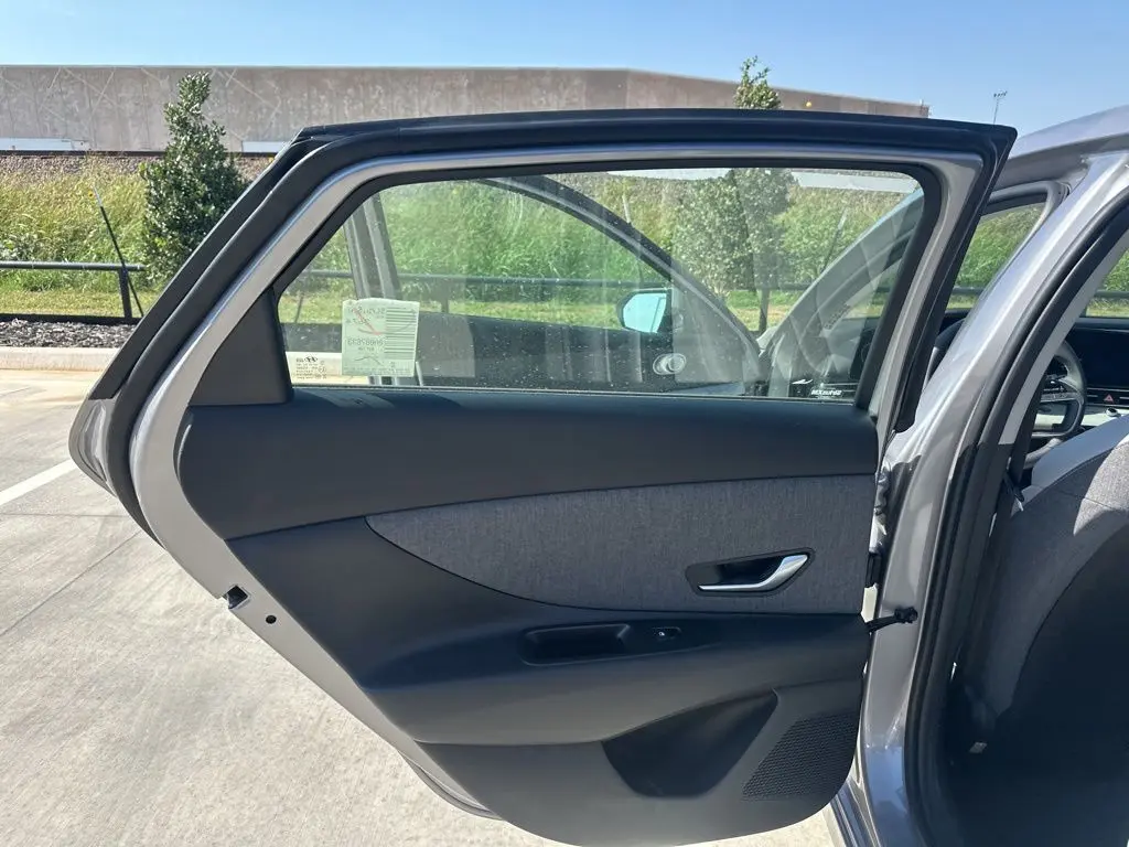 2025 Hyundai Elantra Limited photo 17