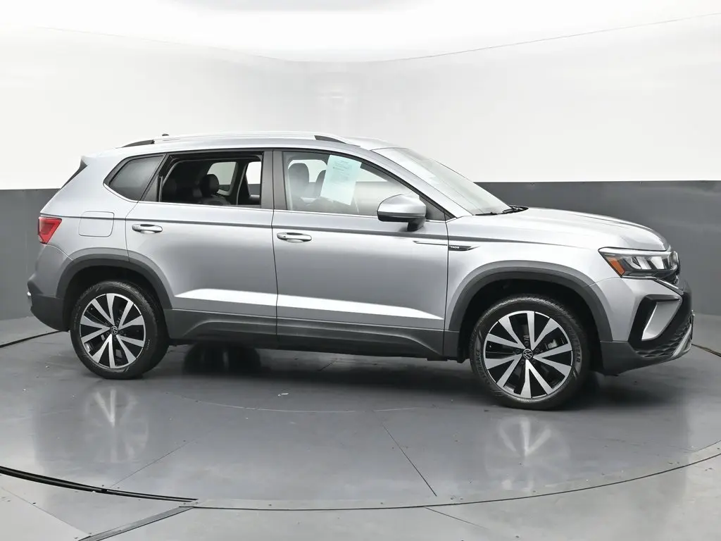 2022 Volkswagen Taos SE photo 3