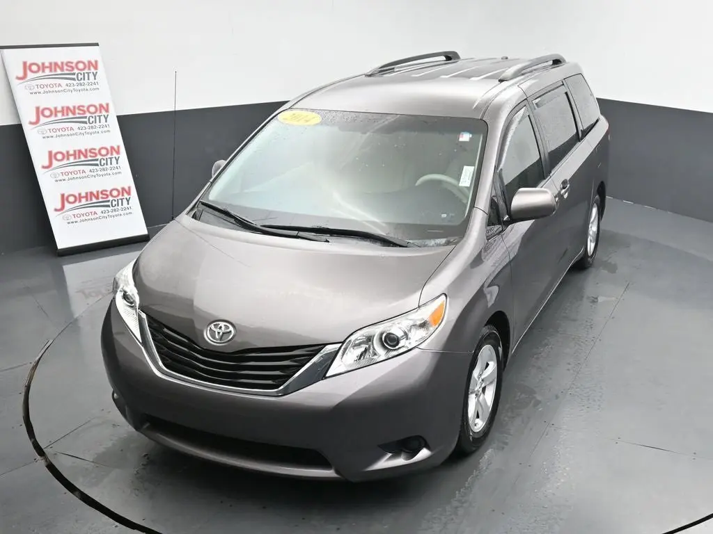 2014 Toyota Sienna LE photo 33