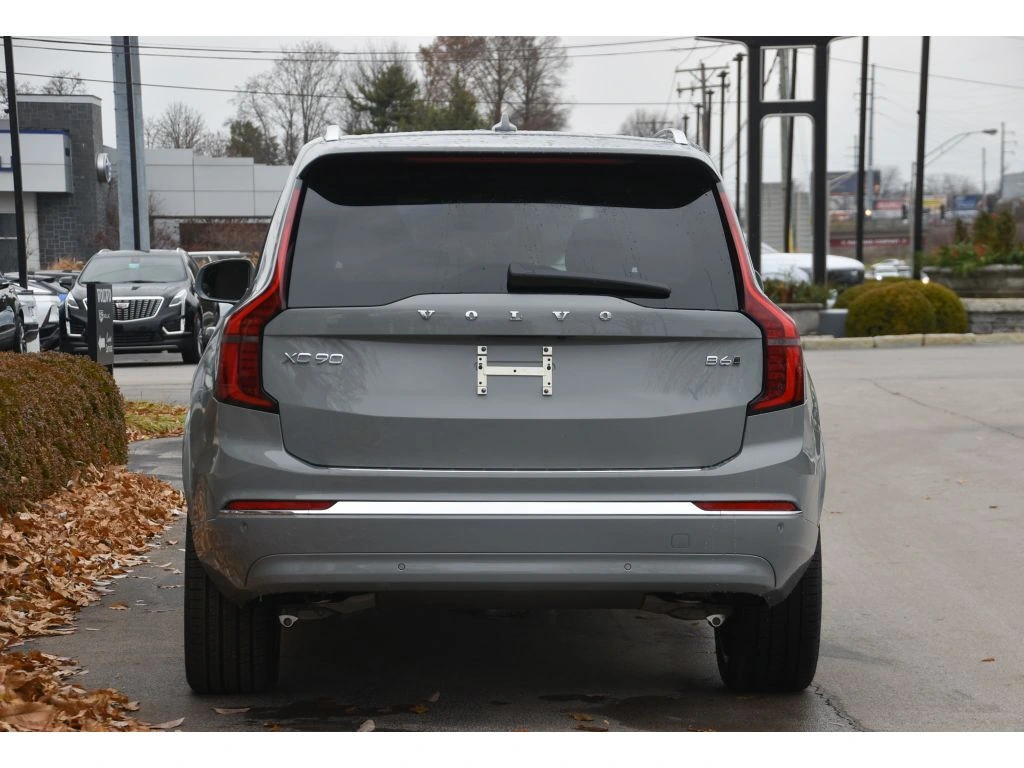 2026 Volvo - image 5