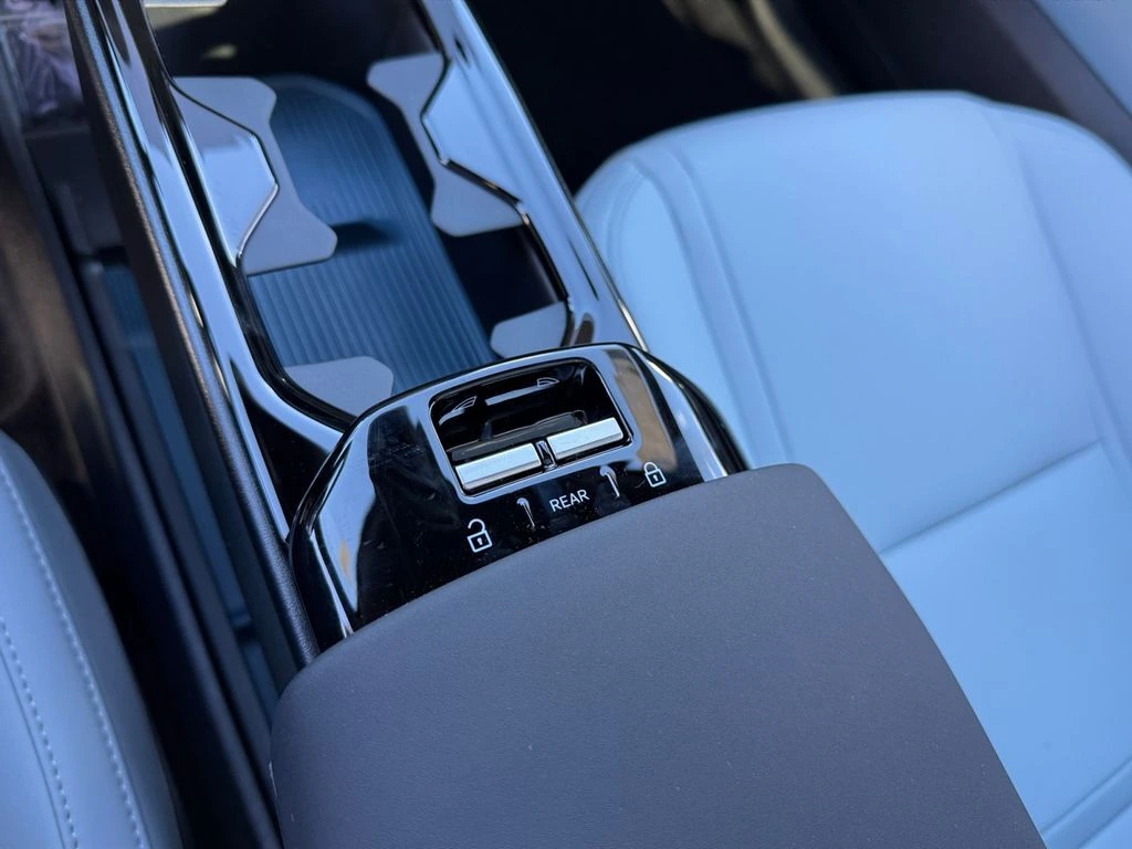 2025 Volvo - image 13