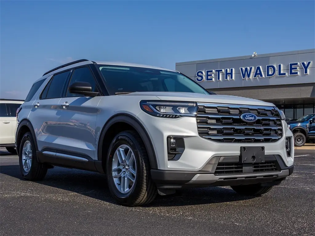 2025 Ford Explorer photo 3