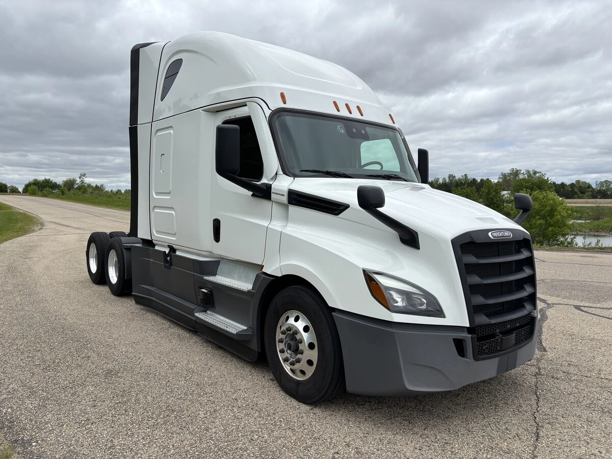 2025 Freightliner Cascadia — photo 3