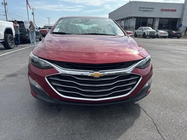 2024 Chevrolet Malibu 1LT photo 2