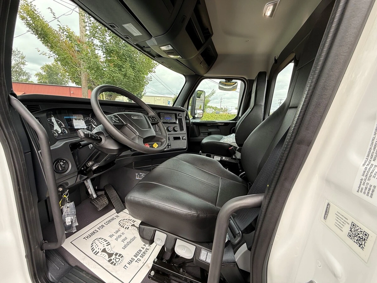 2027 Freightliner Cascadia — photo 8