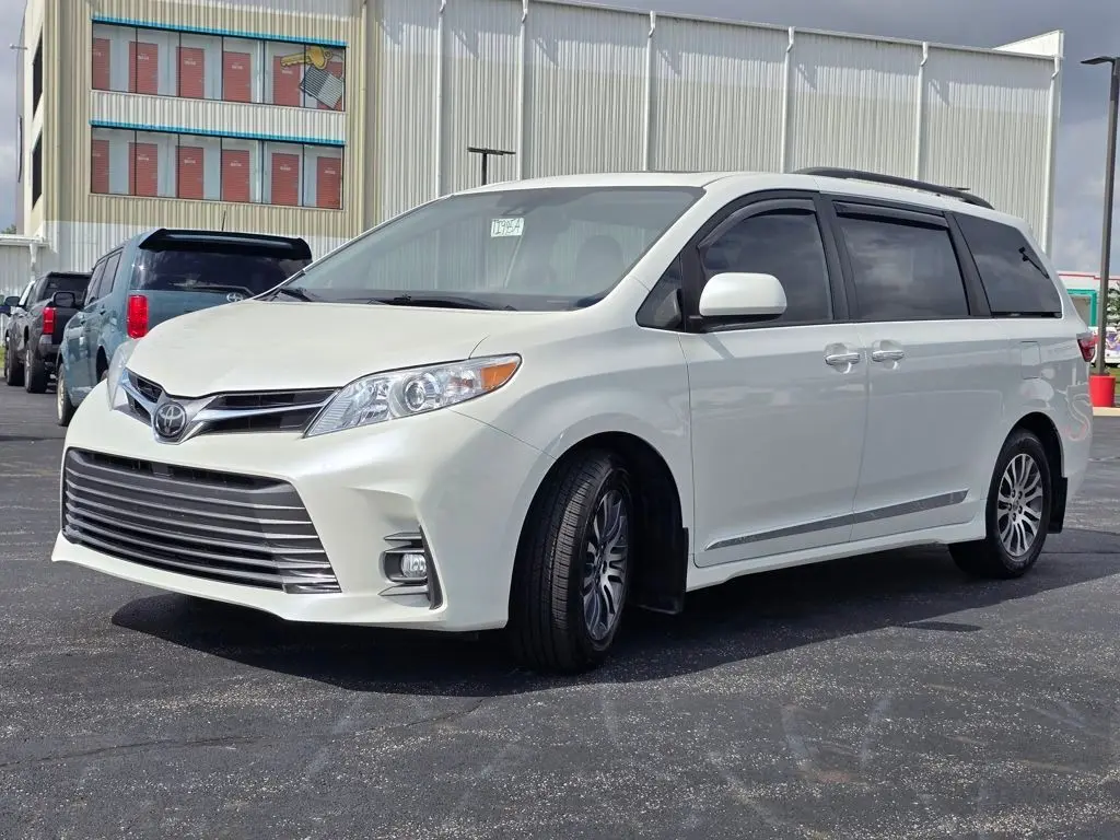 2020 Toyota Sienna XLE photo 3