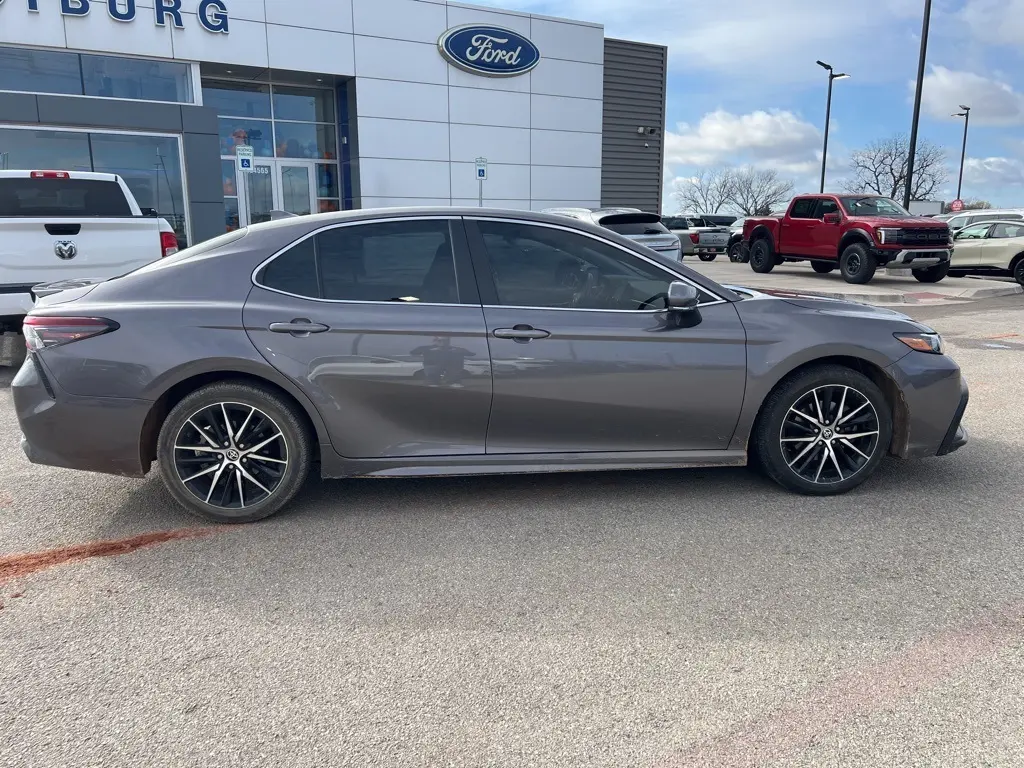 2022 Toyota Camry SE photo 2
