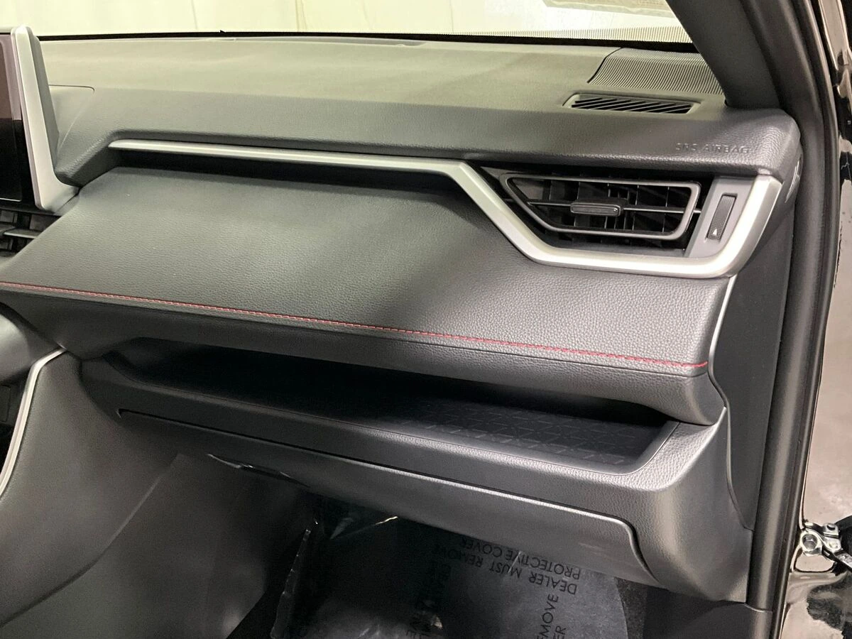 2025 Toyota RAV4 SE - Photo 17