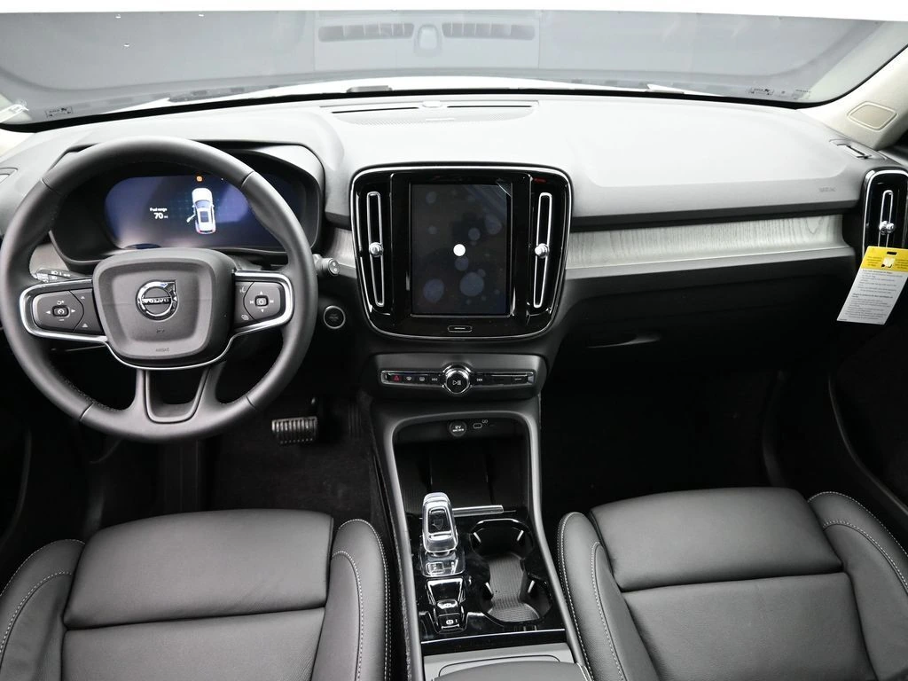 2025 Volvo - image 18