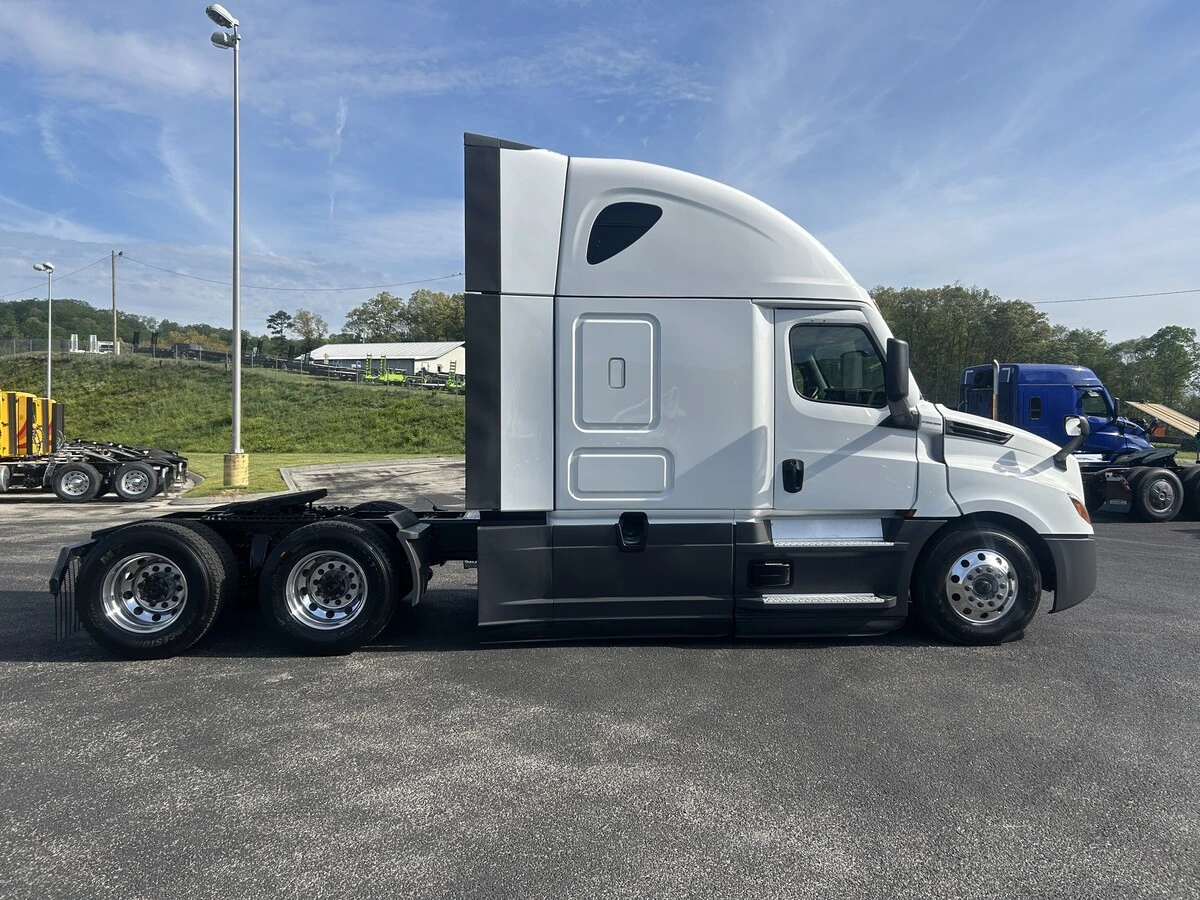 2025 Freightliner Cascadia - image 7