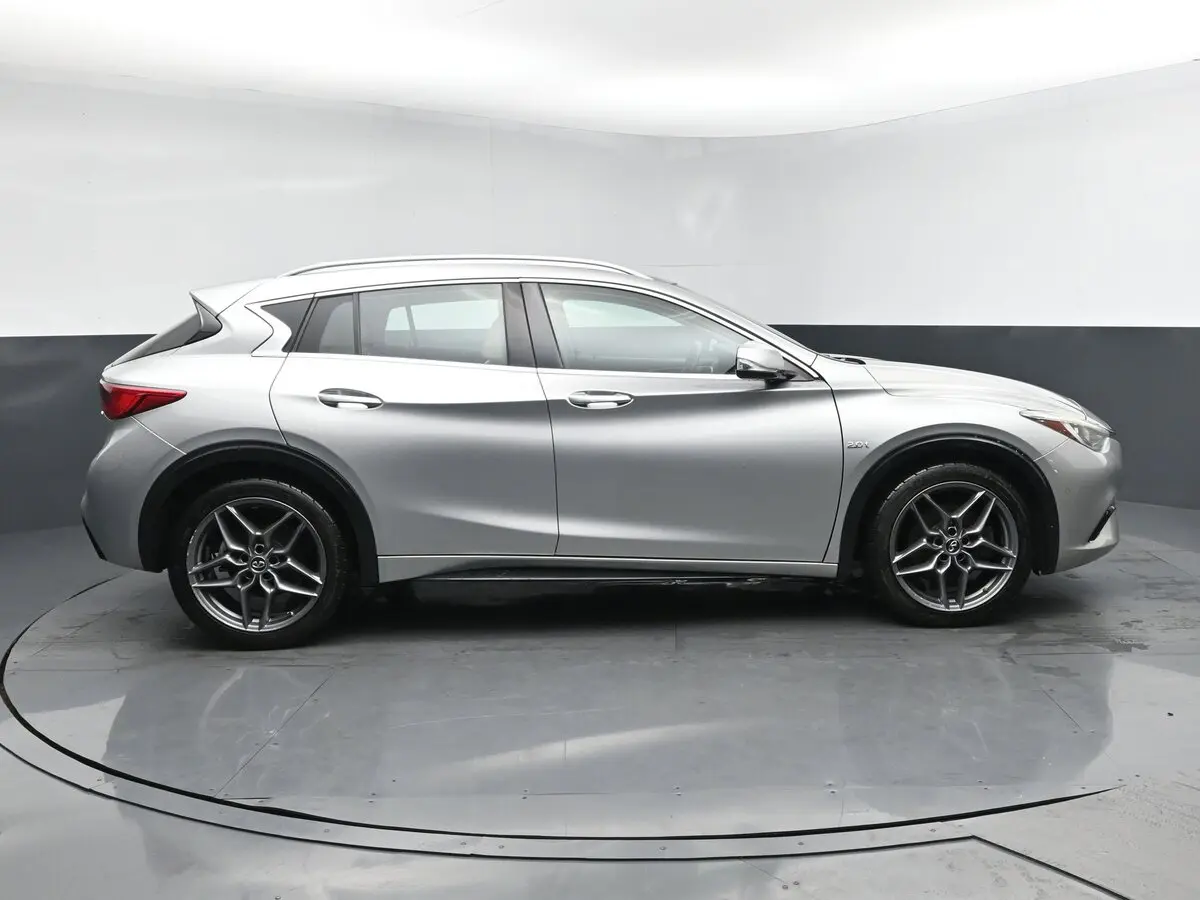 2018 Infiniti QX30 Premium photo 3