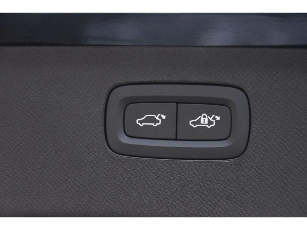 2026 Volvo - image 23