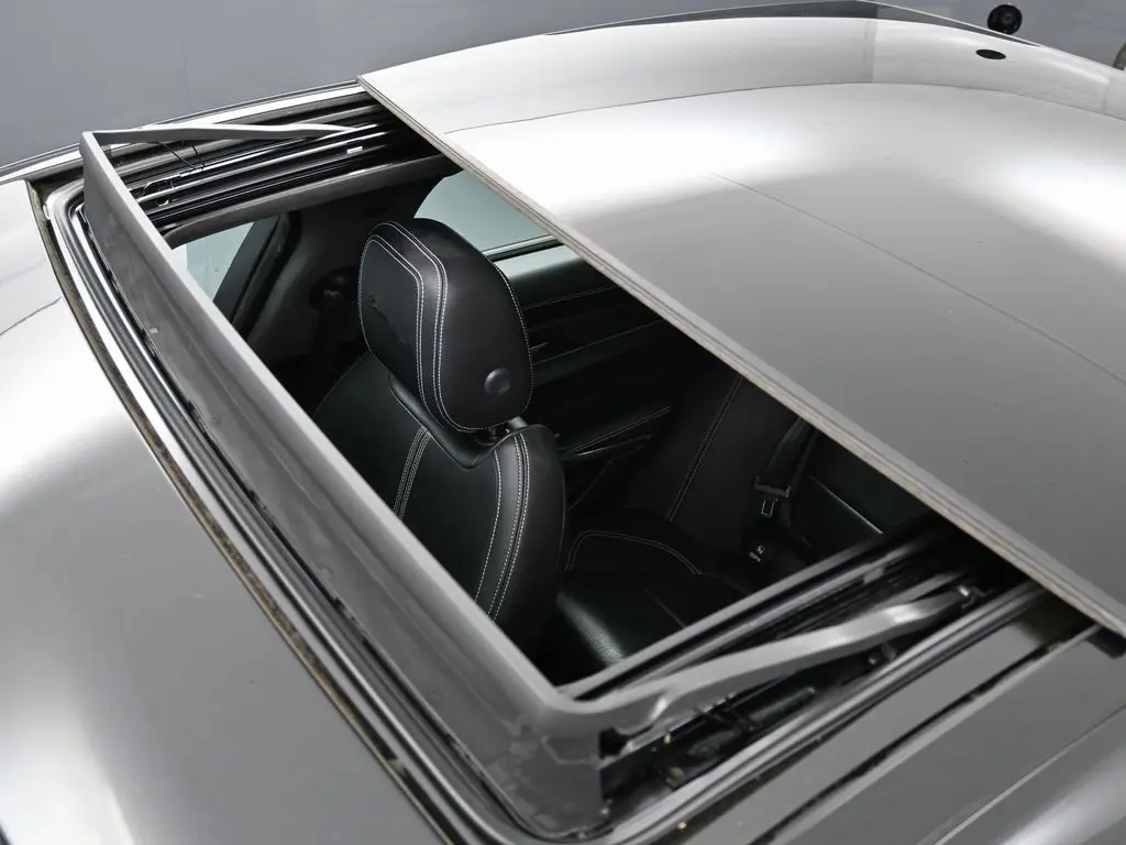 2022 Jaguar XF R-Dynamic SE photo 8