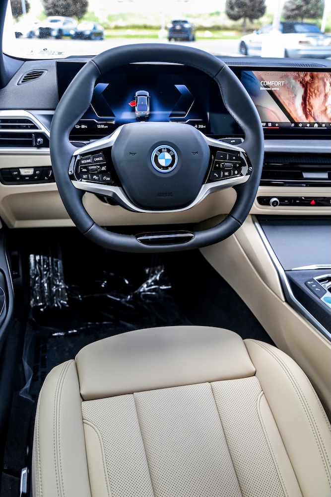A sleek interior. The modern dashboard adds a refined touch to the interior of your BMW. The black trim is complemented by eye-catching double-stitched seams.