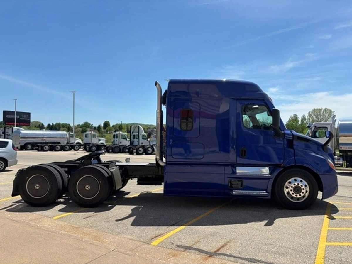 2026 Freightliner Cascadia in Knoxville, TN — photo 4