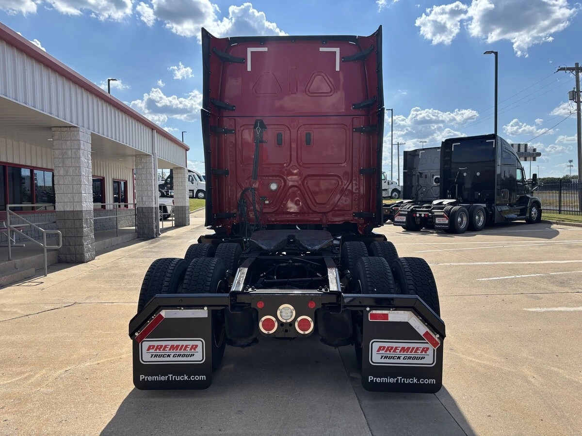 2023 Freightliner Cascadia — photo 4