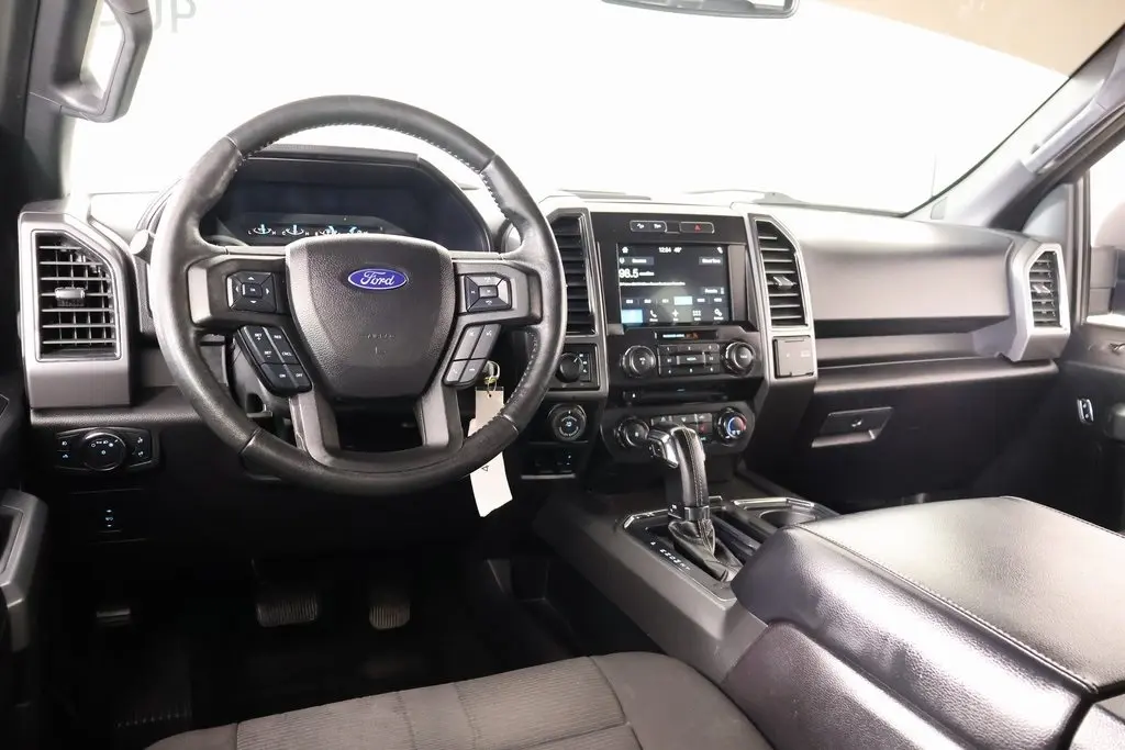2017 Ford F-150 XLT photo 2