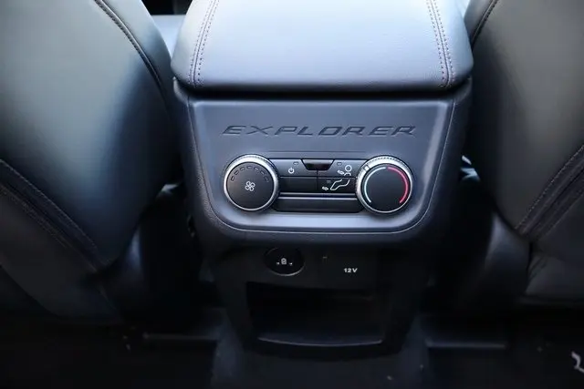 2025 Ford Explorer photo 30