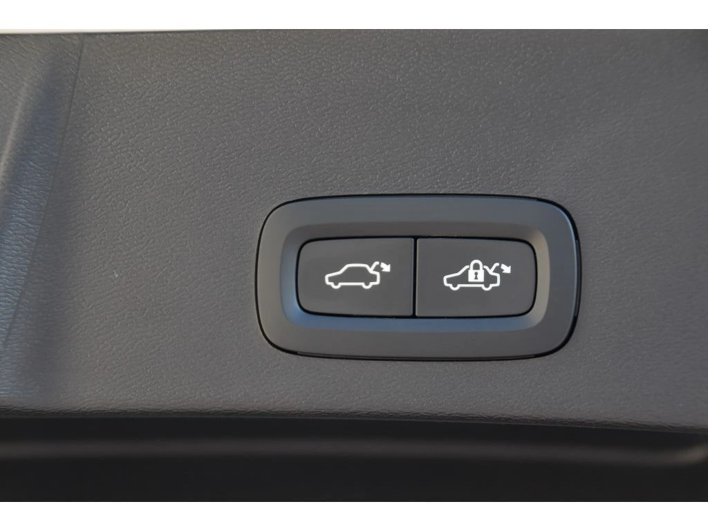 2025 Volvo - image 25