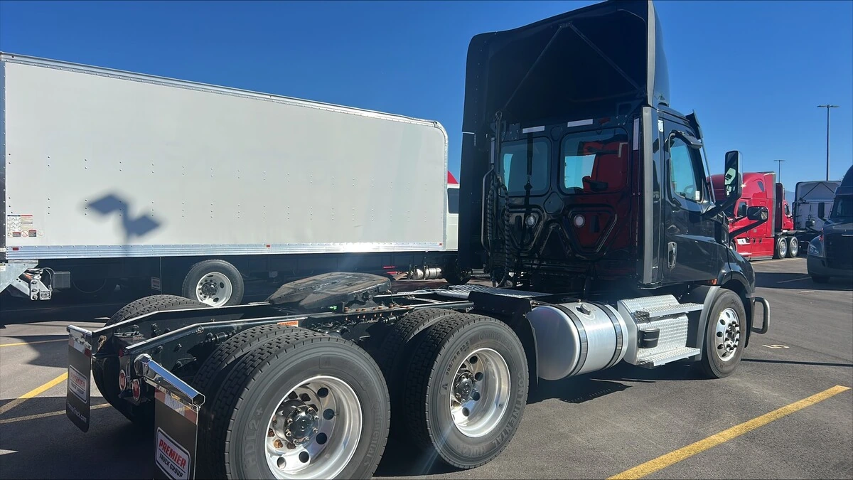 2023 Freightliner Cascadia — photo 2