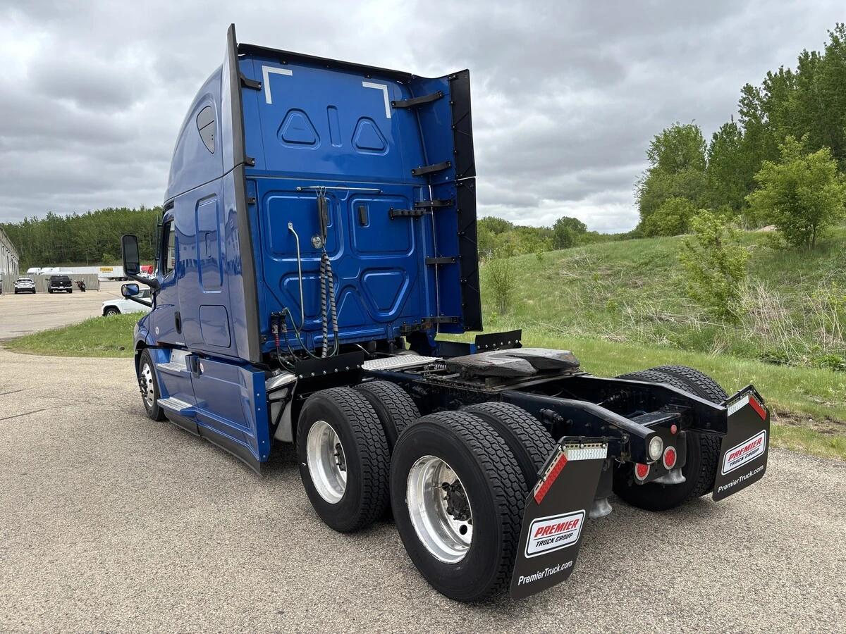 2022 Freightliner Cascadia — photo 7