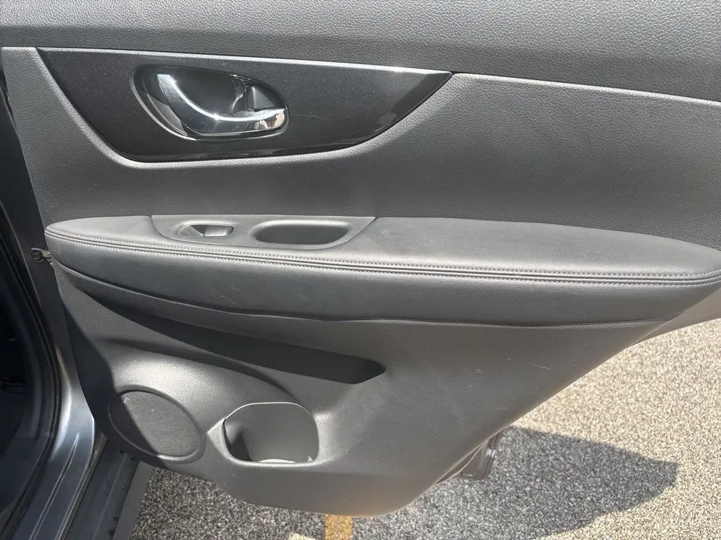 2017 Nissan Rogue SV photo 13