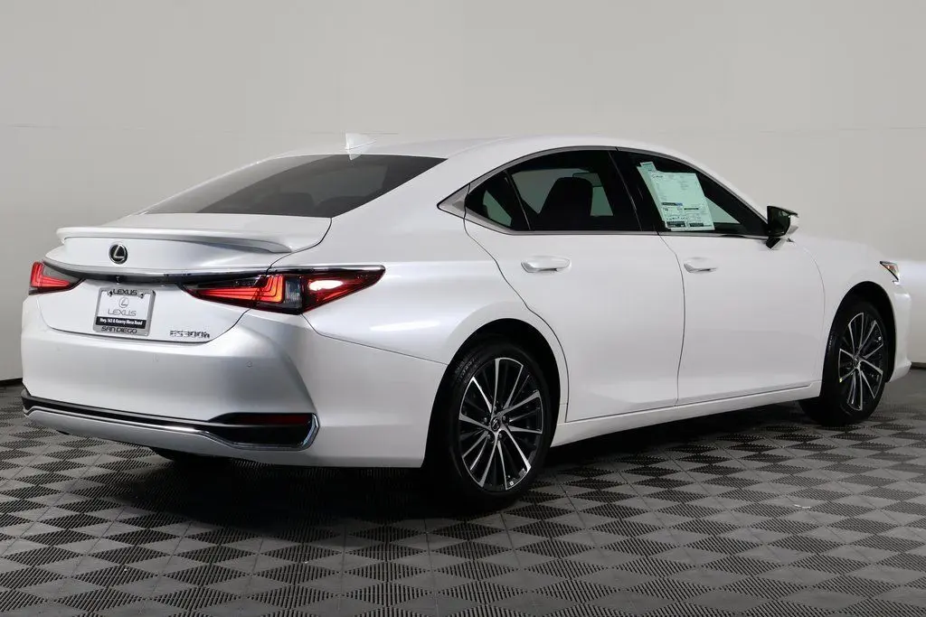 2025 Lexus ES 300h photo 2