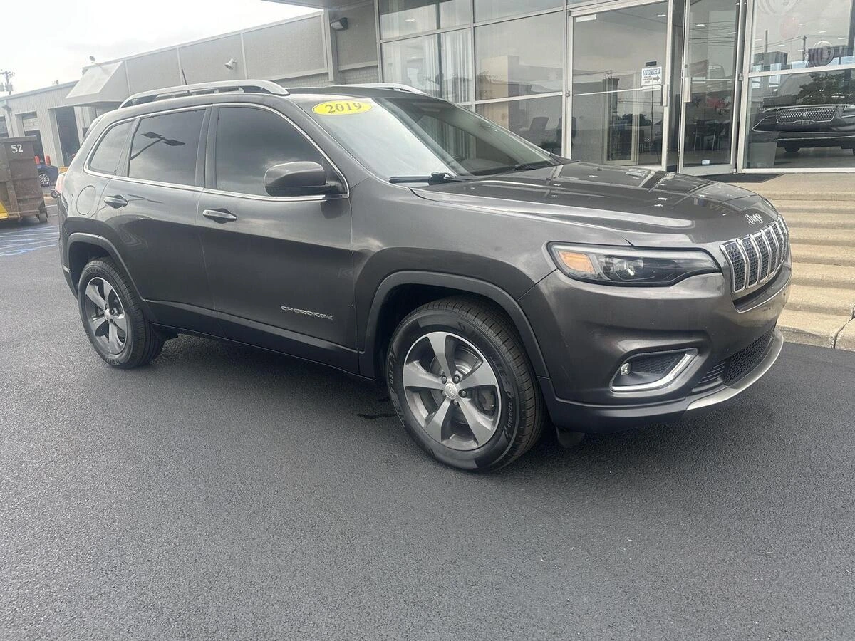 Used 2019 Jeep Cherokee Limited with VIN 1C4PJMDX4KD135228 for sale in Toledo, OH