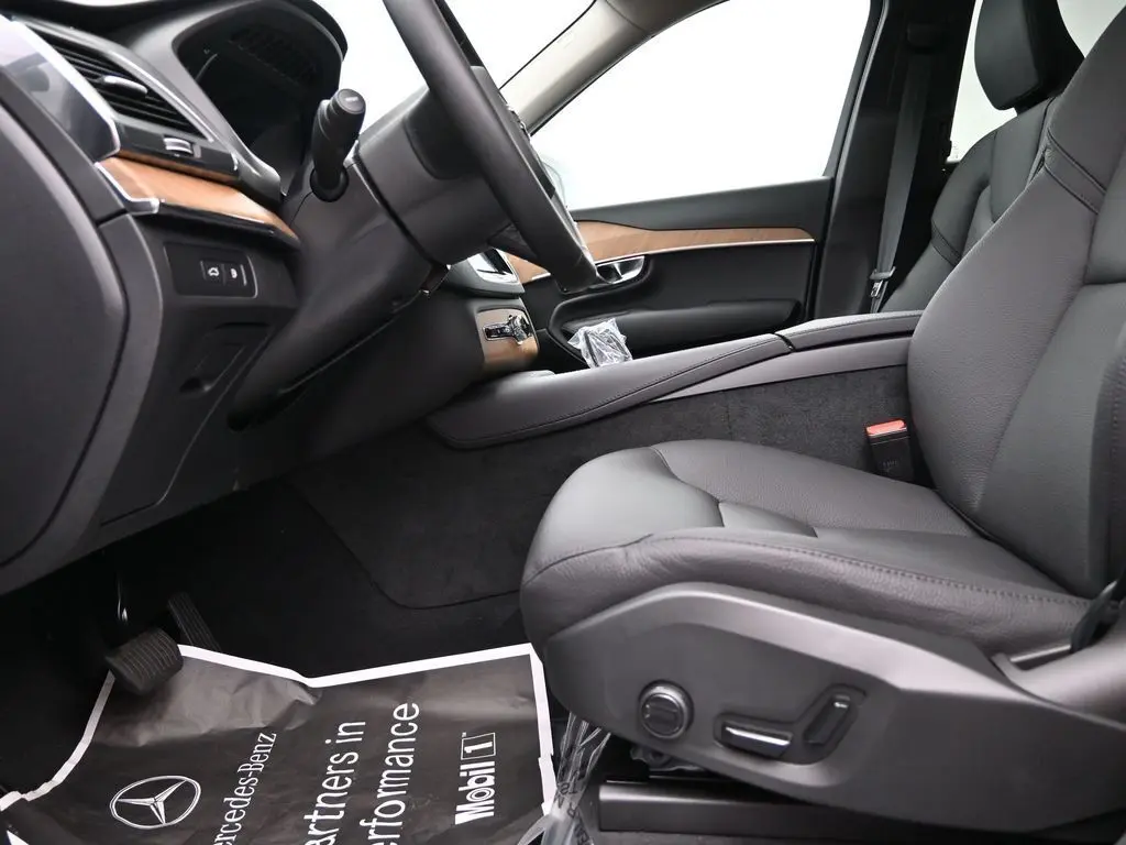 2025 Volvo - image 21