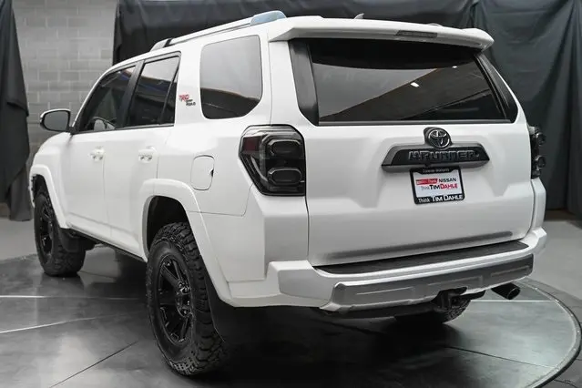 2018 Toyota 4Runner TRD Off-Road photo 9