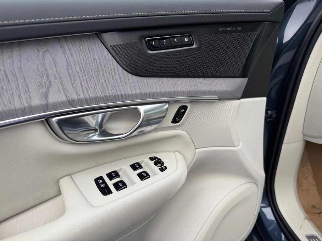 2026 Volvo - image 13