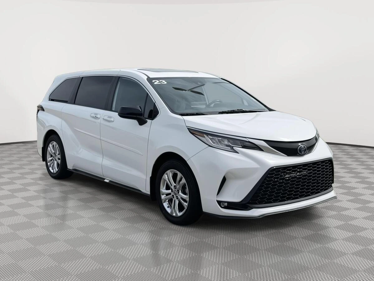 2023 Toyota Sienna XSE 7-Passenger Hybrid AWD's photo