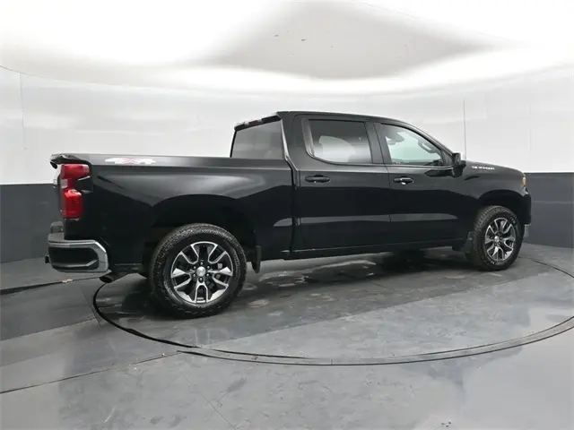 2023 Chevrolet Silverado 1500 LT photo 3