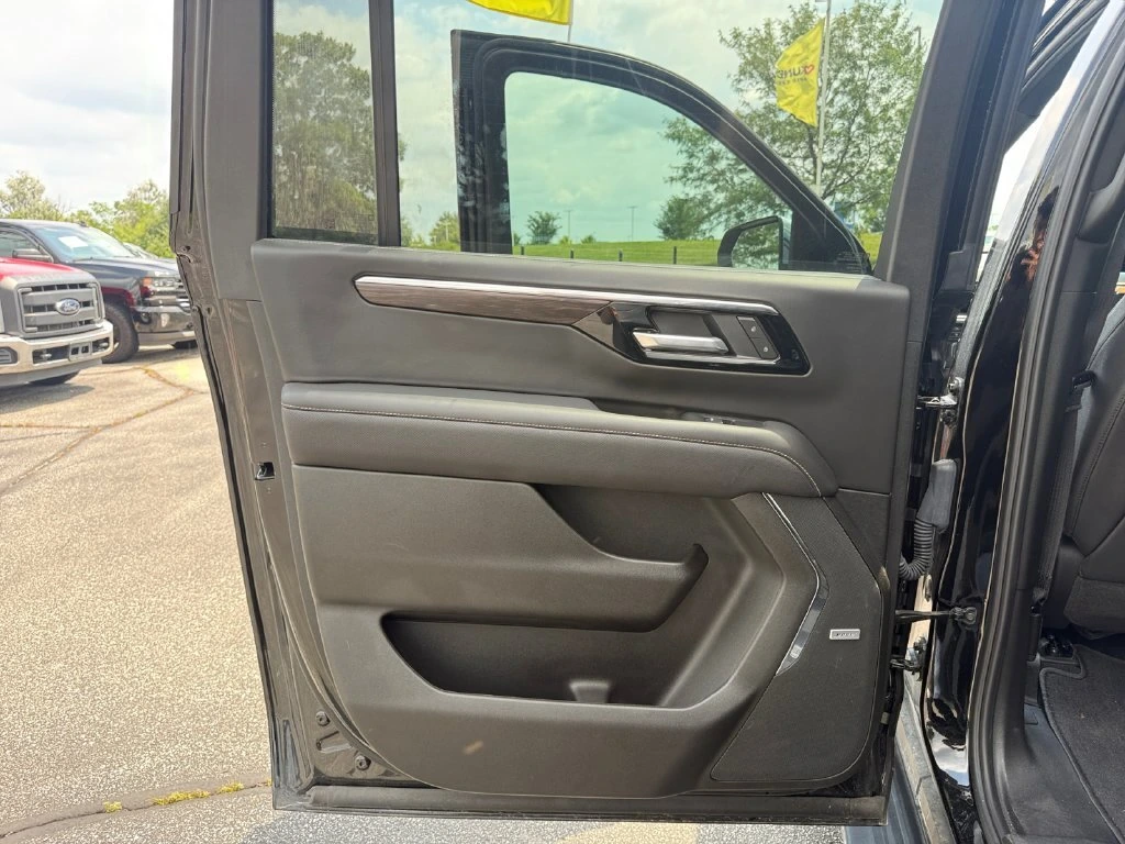 2025 Chevrolet Suburban Premier - Photo 31