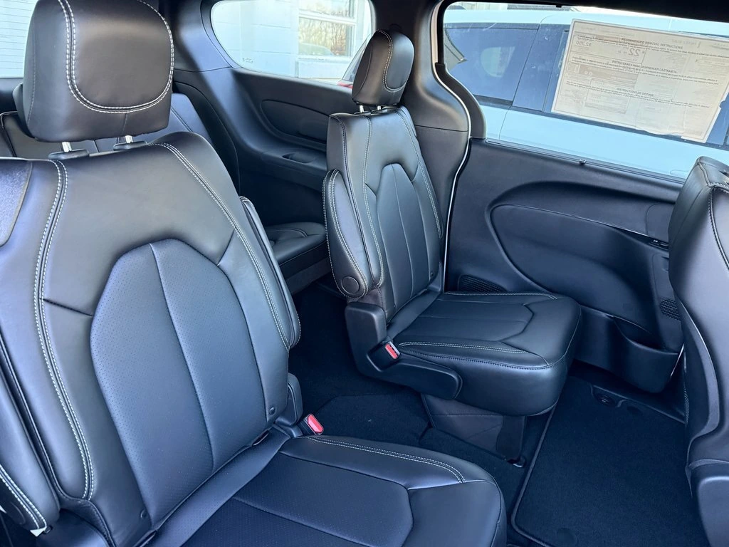 2026 Chrysler Pacifica Select - Photo 9