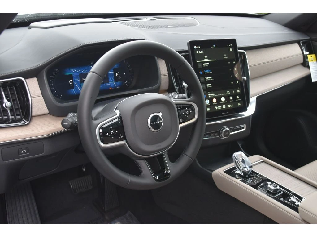 2026 Volvo - image 12