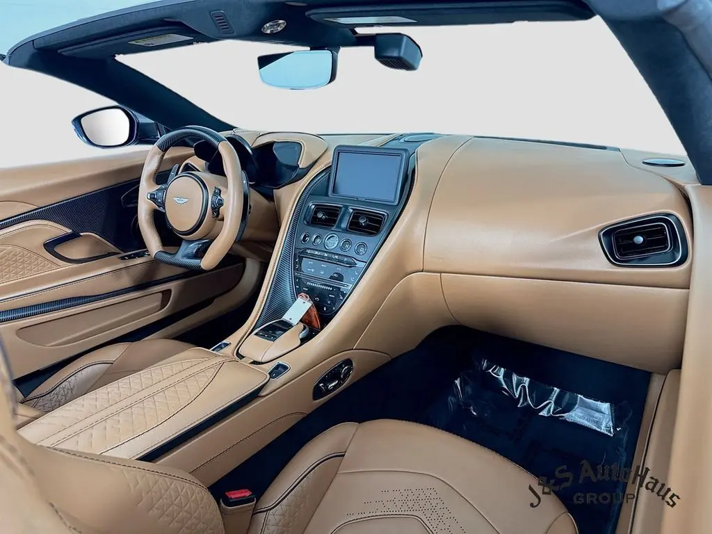 2021 Aston Martin DBS photo 28