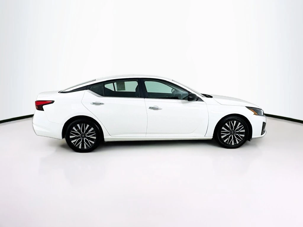 2025 Nissan Altima SV - Photo 8