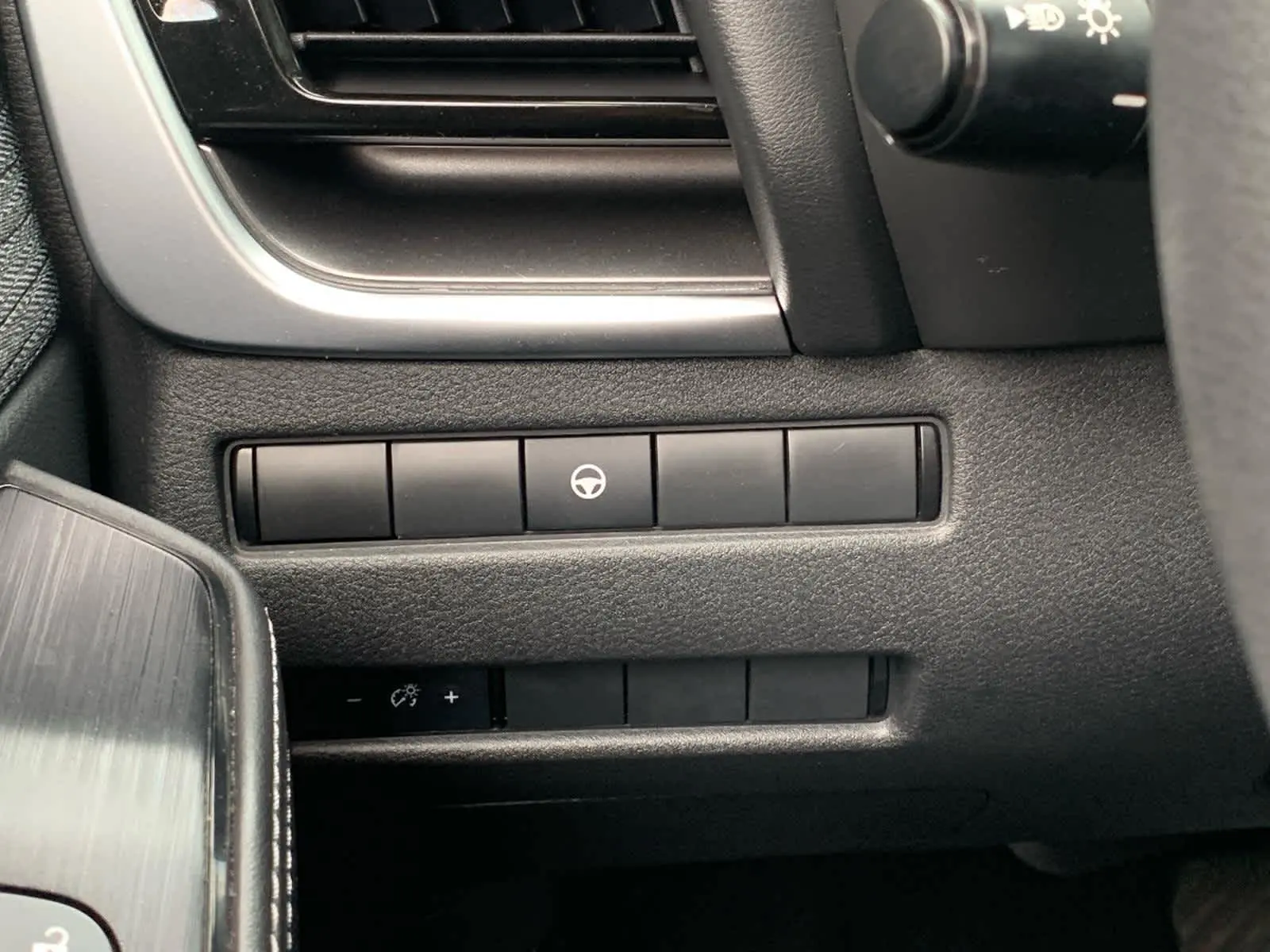 2021 Nissan Rogue SV photo 19