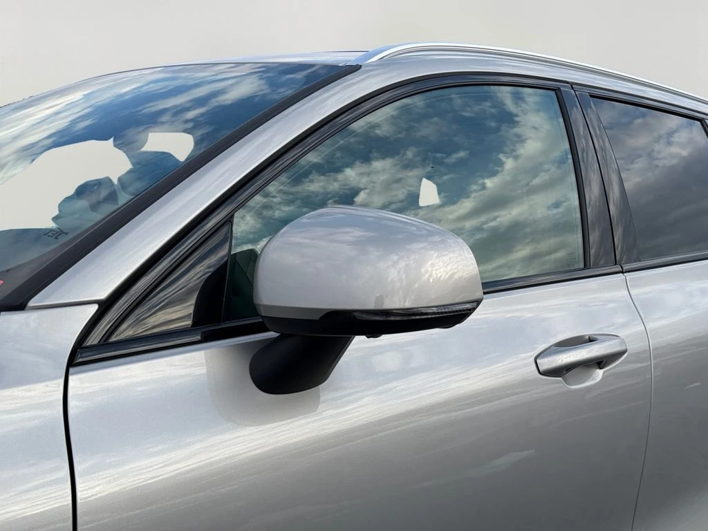 2025 Volvo - image 28