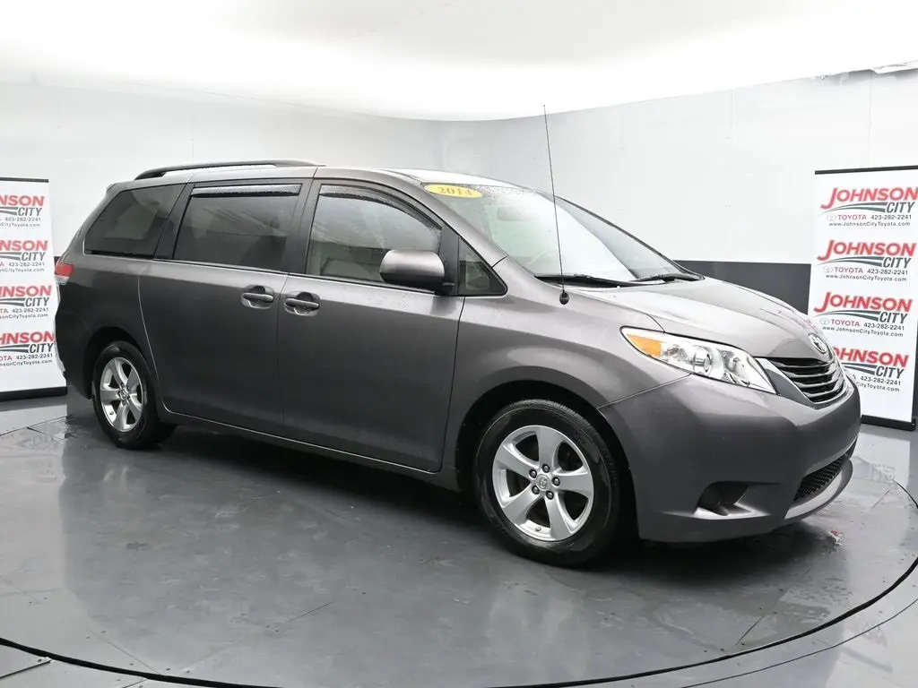 2014 Toyota Sienna LE photo 2