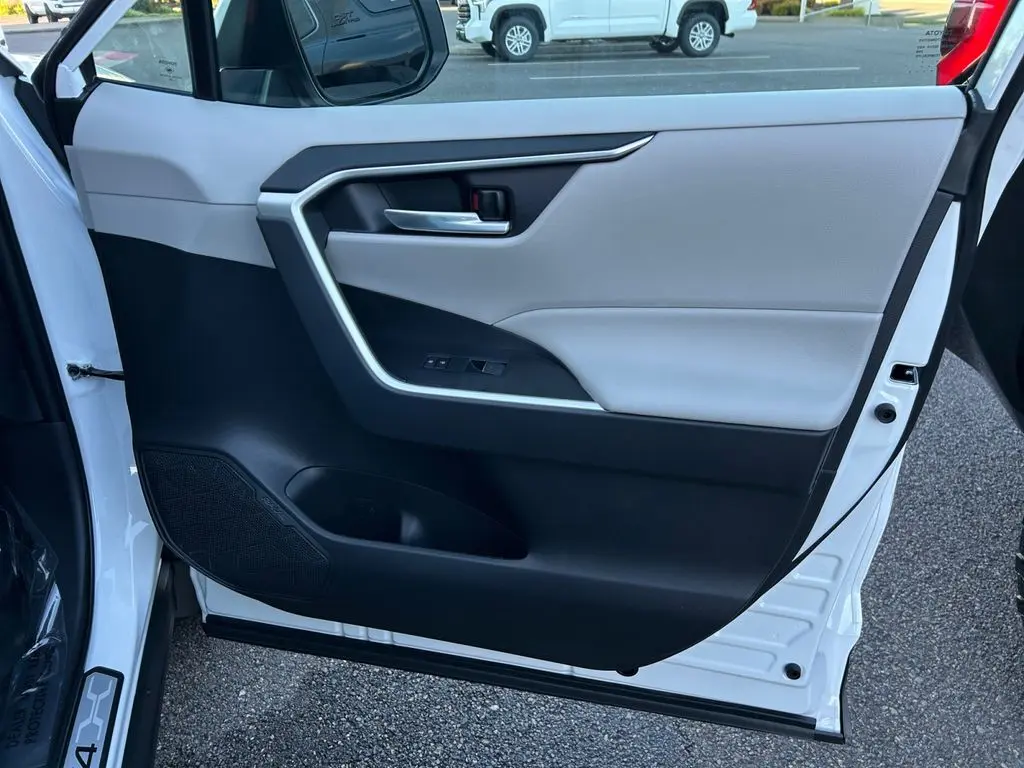 2025 Toyota RAV4 XLE photo 24