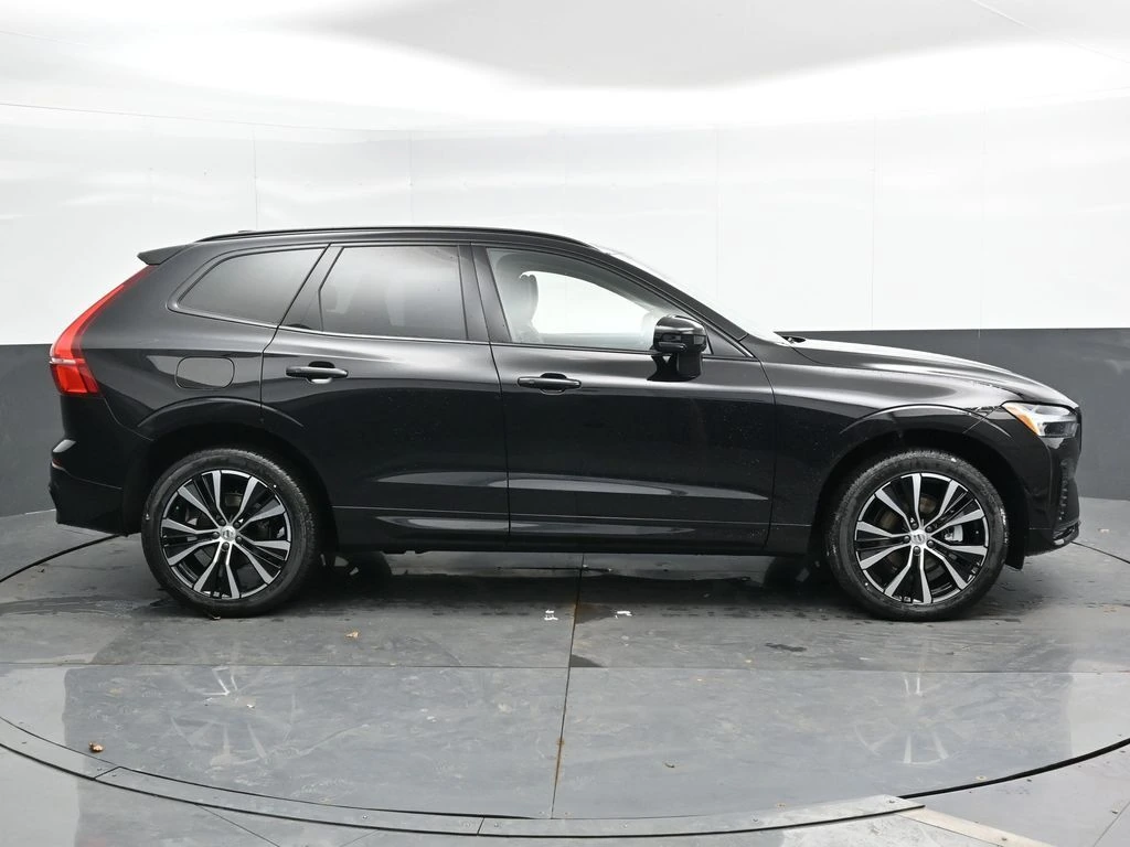 2025 Volvo - image 4