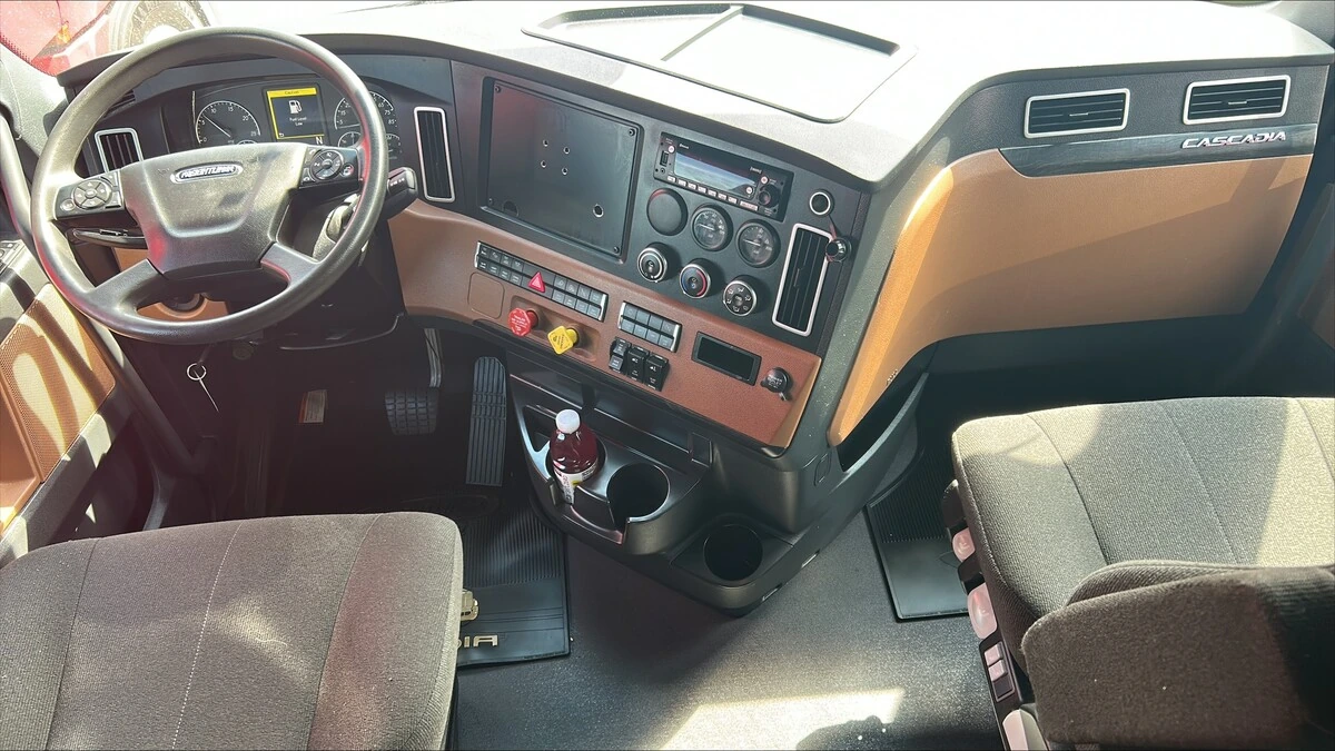 2023 Freightliner Cascadia — photo 3