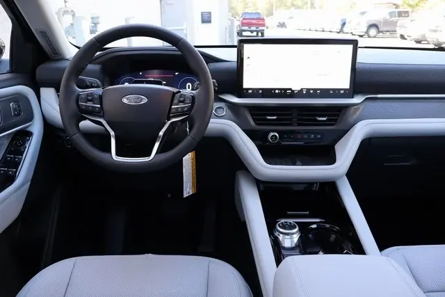2025 Ford Explorer Platinum photo 6